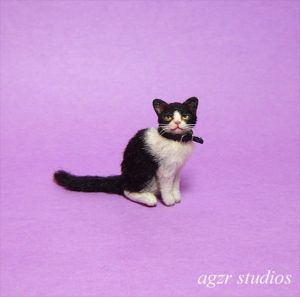 1:12 miniature sitting tuxedo cat handmade realistic for dollhouse roombox handcrafted