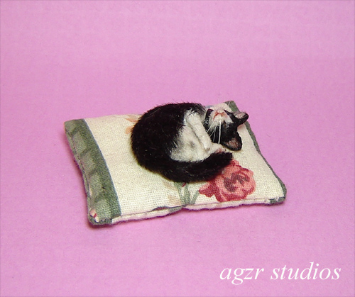 1:12 handmade miniature 1:12 dollhouse cat kitten pillow