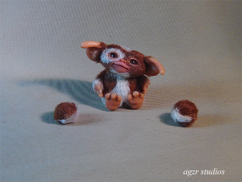 1:12 Miniature sitting Gizmo Mogwai with box a gabriela z rodriguez