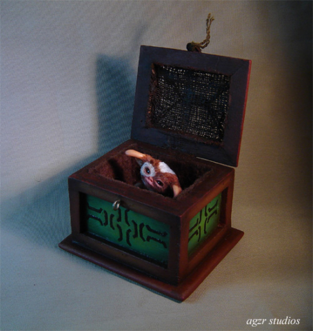 1:12 Miniature Furred realistic Gizmo Mogwai with box art doll