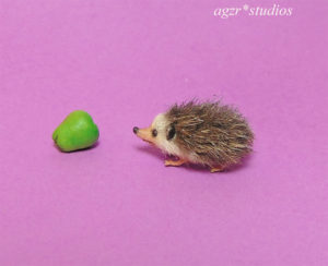 1:12 miniature hedgehog mini furred pet realistic lifelike dollhouse diorama