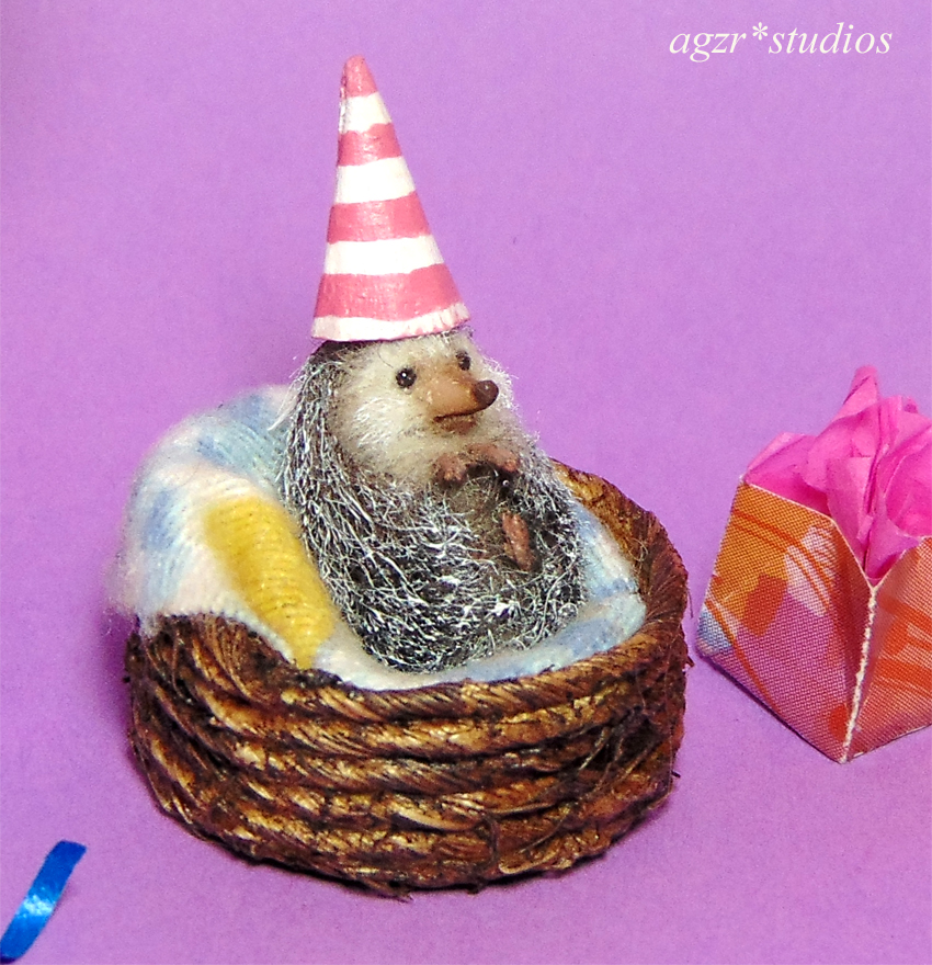 1:12 miniature hedgehog micro pet dollhouse diorama party hat porcupine