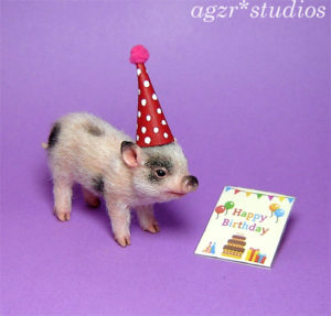 1:12 dollhouse miniature piglet pig with party hat lifelike realistic animal