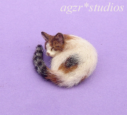 Miniature Sleeping Cat.Needle Felted Cat.Dollhouse Cat.Miniature Cat.Tabby Cat.Cat for Dollhouse Miniature Felted Animal.Made to order.
