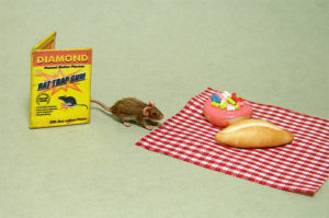 1:12 furred miniature brown rat mouse with trap handmade dollhouse