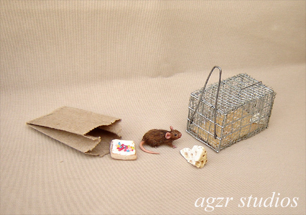 1:12 furred miniature brown rat mouse with realistic cage trap