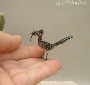 1:12 dollhouse miniature road runner bird & lizard in mouth realistic feathered diorama roombox ooak